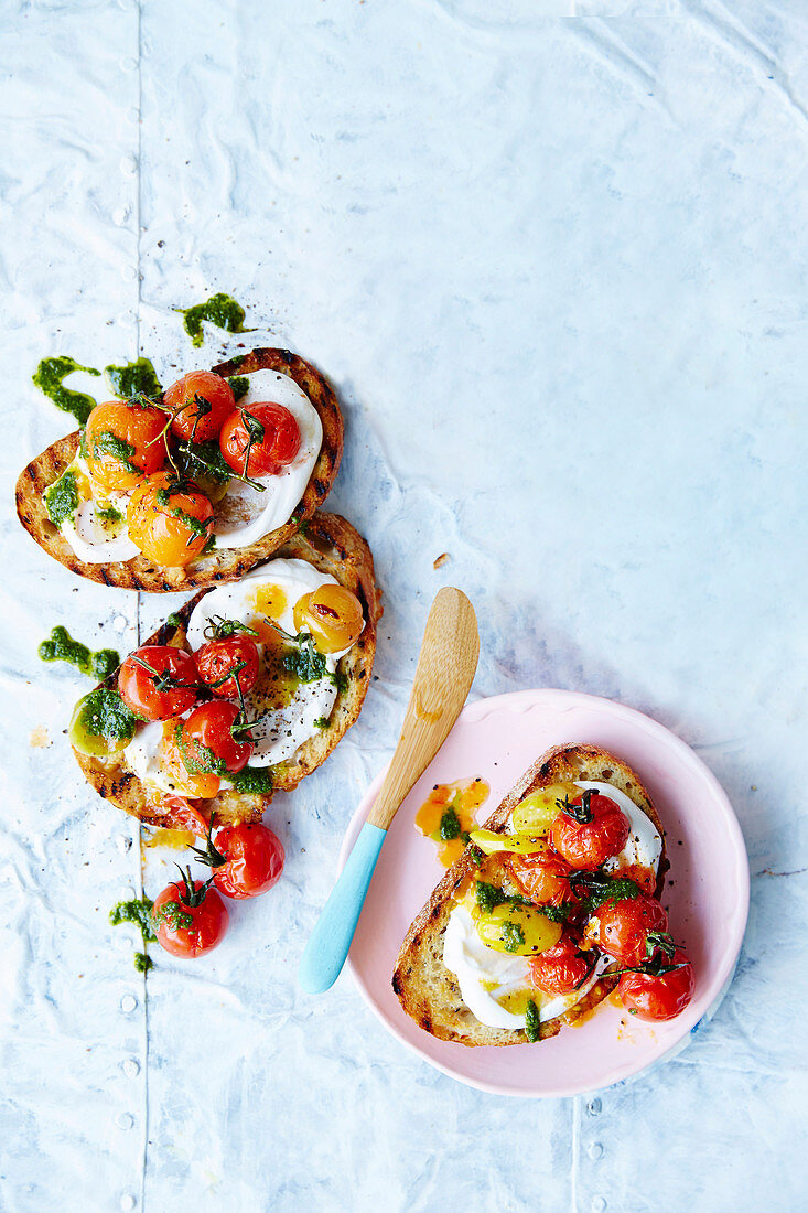 Bruschetta mit Tofu-Frischkäse, Kirschtomaten und Rucolapesto