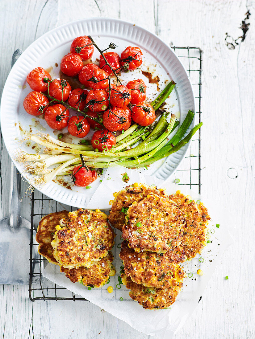 Mais-Buttermilch-Puffer mit gebratenen Tomaten