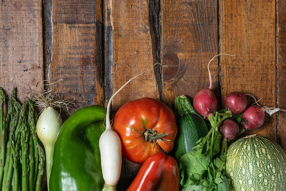 Frisches Bio-Gemüse auf dunklem Holztisch