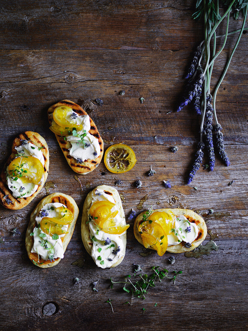 Lavendelfladen mit Zitronen-Ricotta