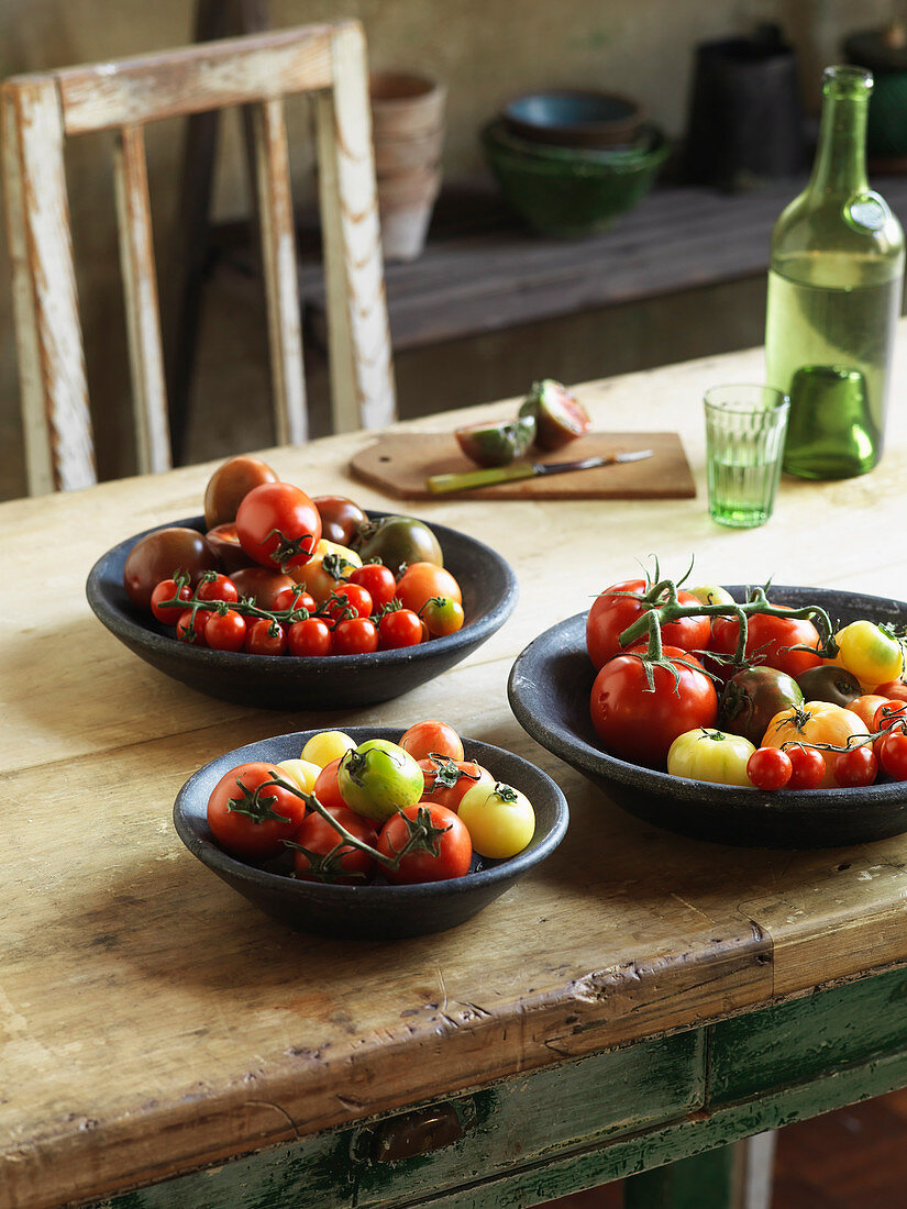 Tomatenstillleben auf Holztisch