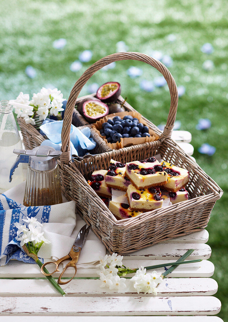 Blaubeer-Passionsfrucht-Käsekuchen im Picknickkorb