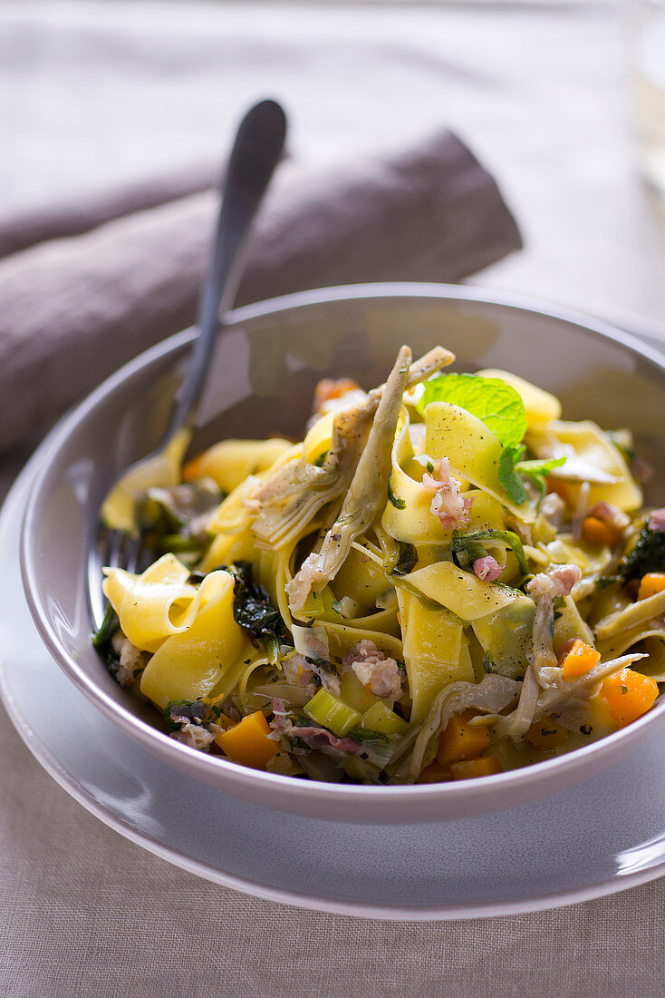 Pappardelle alla vignarola (Bandnudeln mit Gemüse und Speck, Italien)