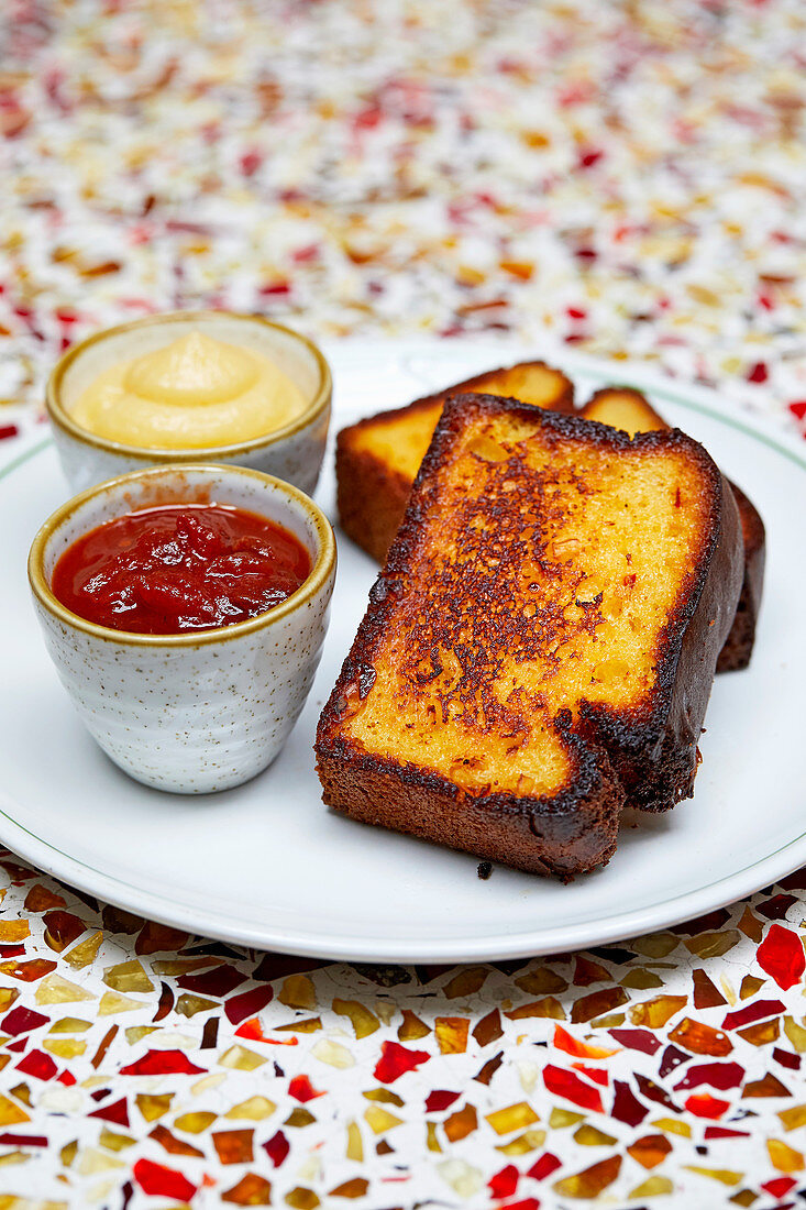 Getoastetes Cornbread mit Marmelade