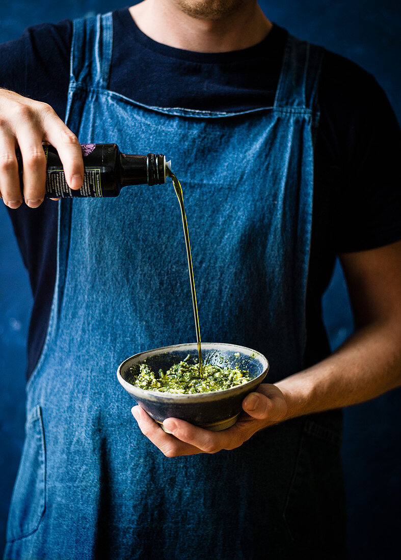 Pesto mit Hanföl zubereiten