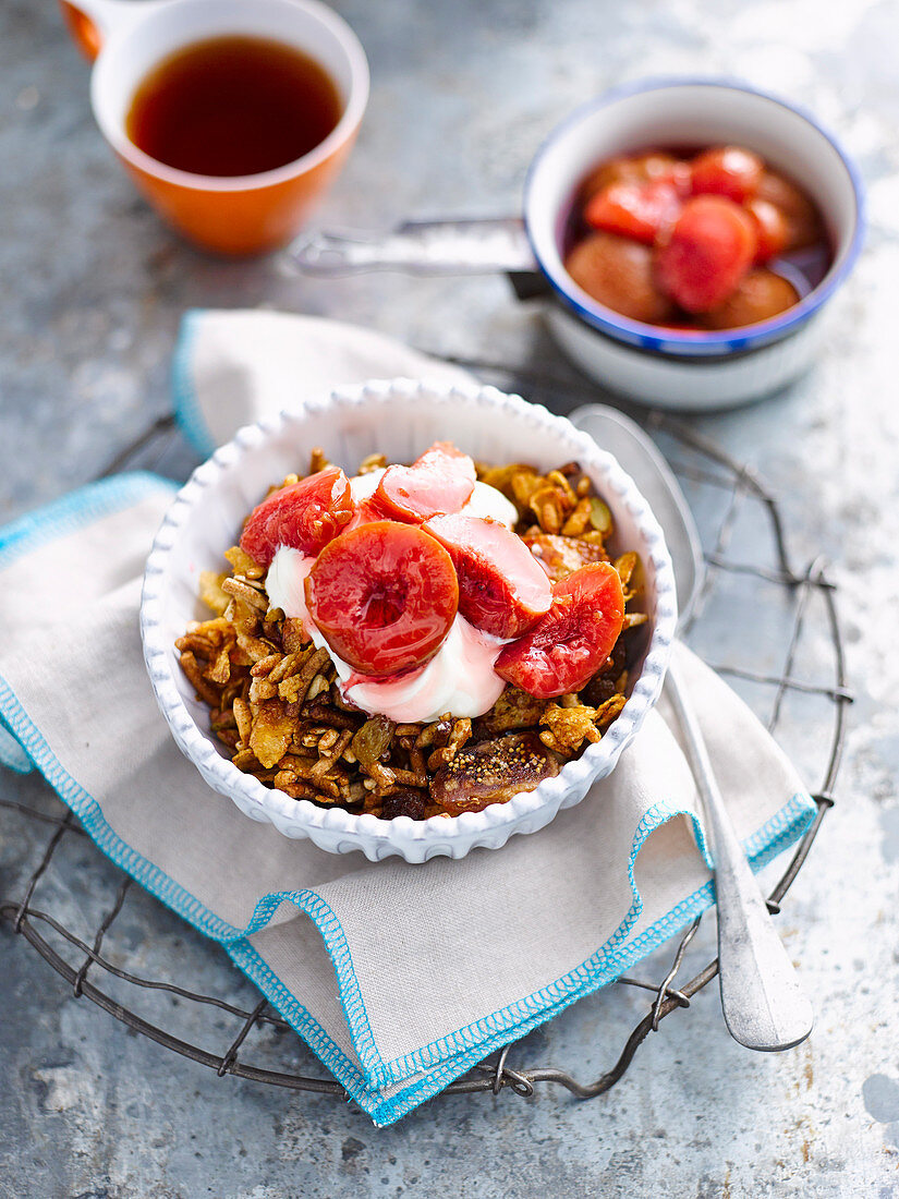 Granola mit Pflaumen und Birnen