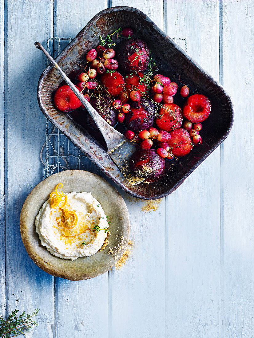 Gebackene Pflaumen und Trauben mit Honig und Ricotta