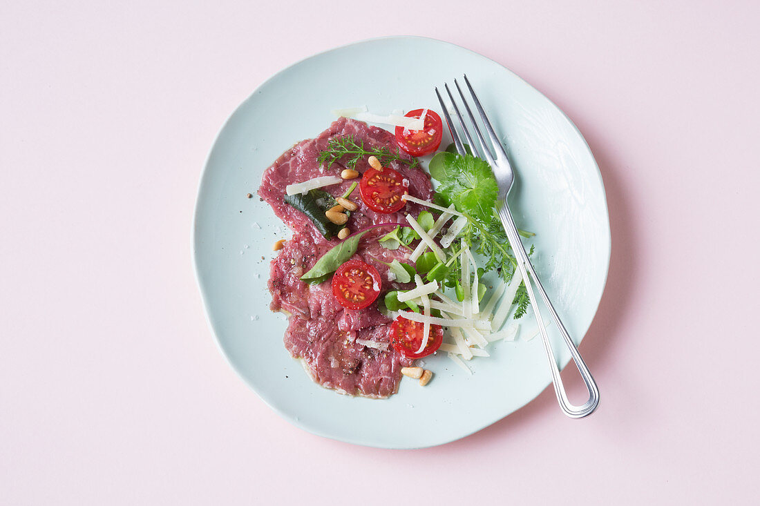 Rindercarpaccio mit Parmesan und Pinienkernen (Keto-Küche)