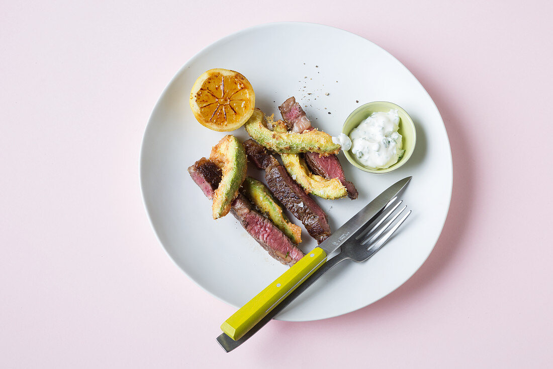 Steak with avocado chips and crème fraîche (keto cuisine)