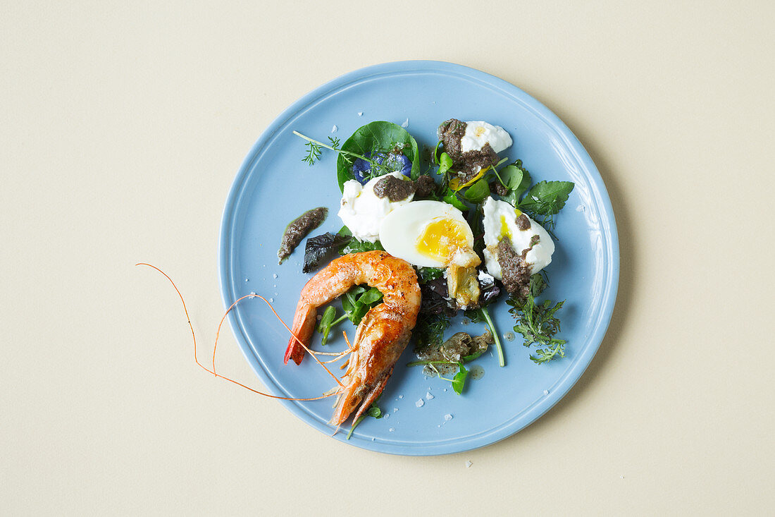 Prawn and mozzarella salad with olive pesto (keto cuisine)