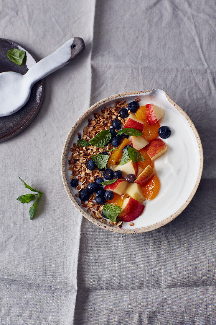 A fruity breakfast bowl with quark, almonds and oats