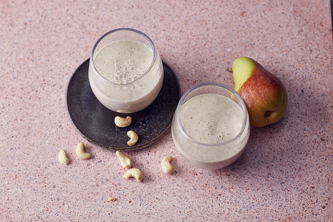 Veganer Apfel-Nuss-Smoothie mit Mandeldrink