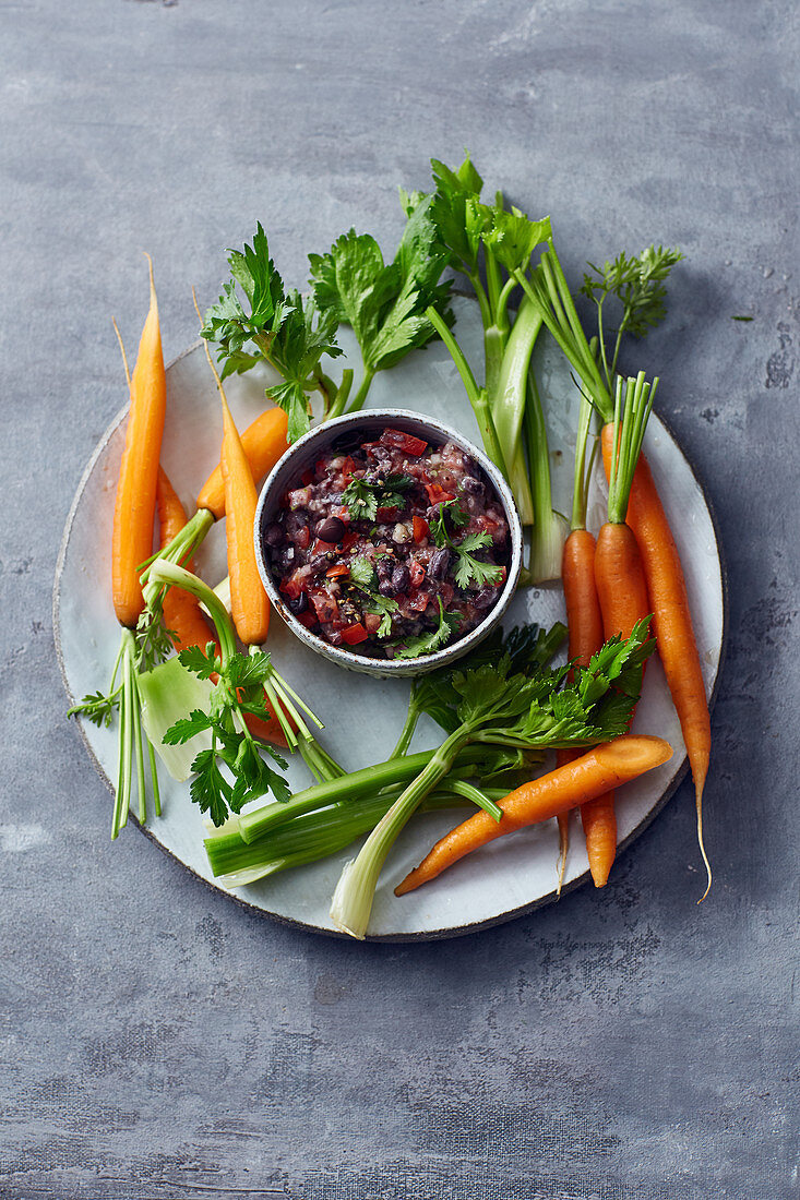 Schwarze-Bohnen-Salsa mit Rohkost