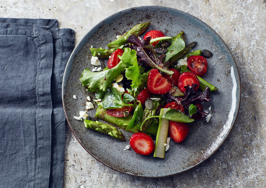 Spargelsalat mit Erdbeeren und Feta