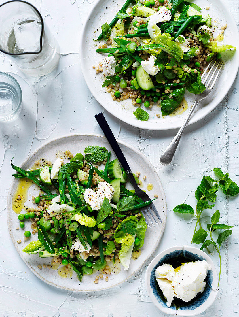 Perlgraupensalat mit grünem Gemüse und Labneh