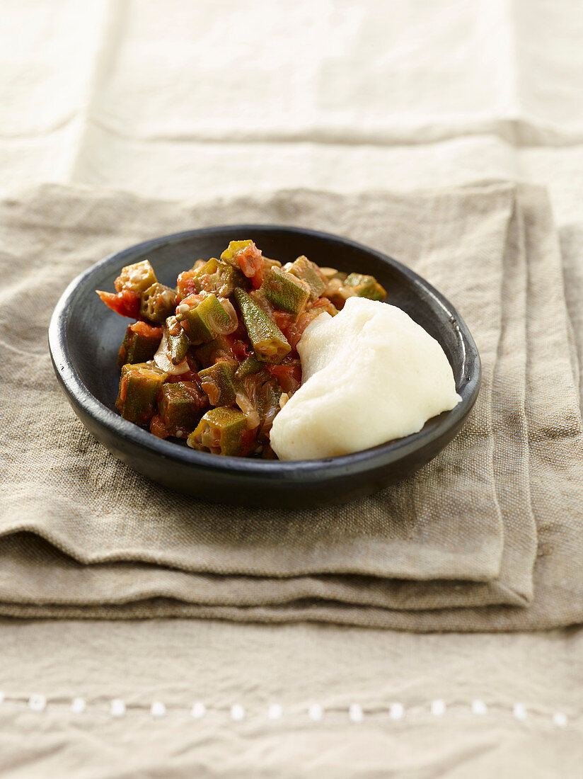 Maniok-Polenta mit Okra-Ragout