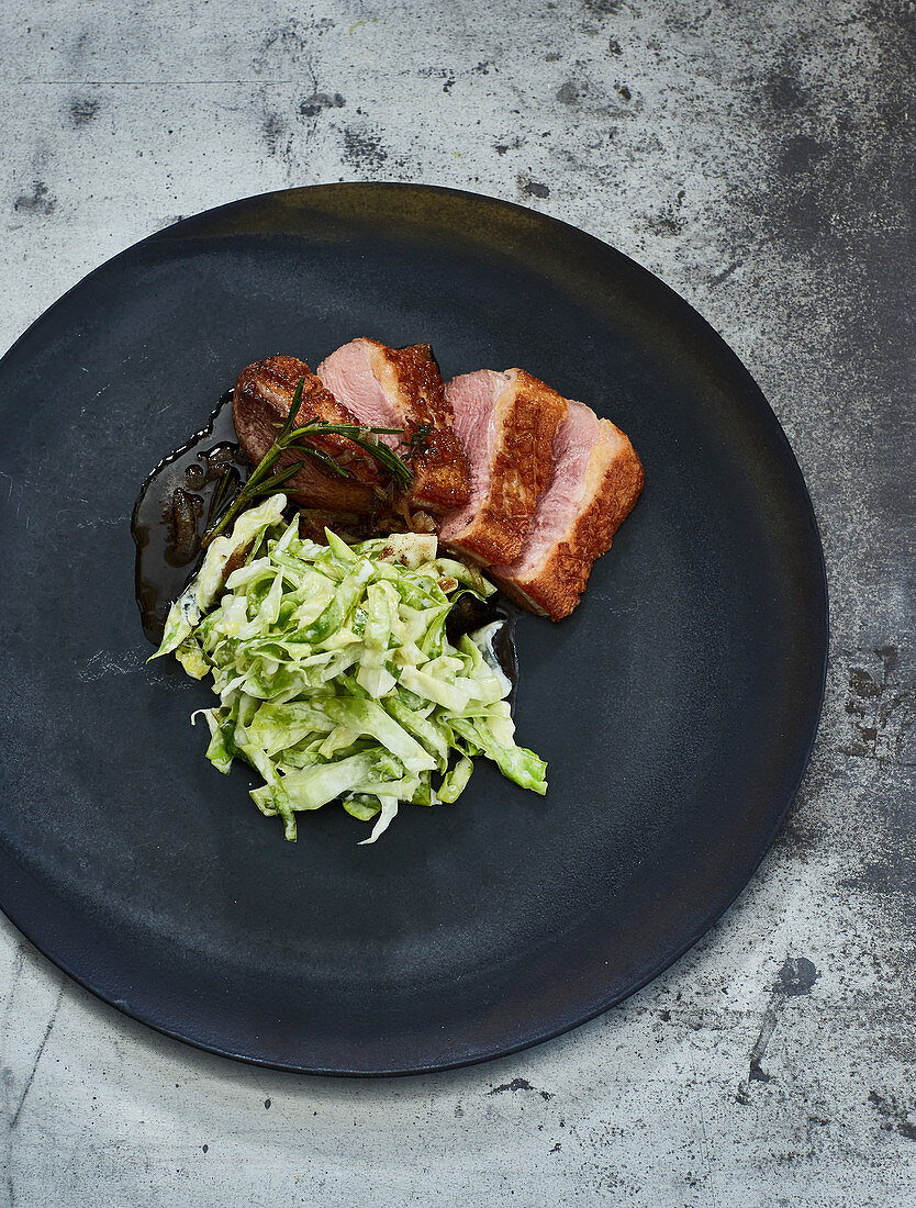 Gebratene Wildente mit Spitzkohl-Yuzu-Salat