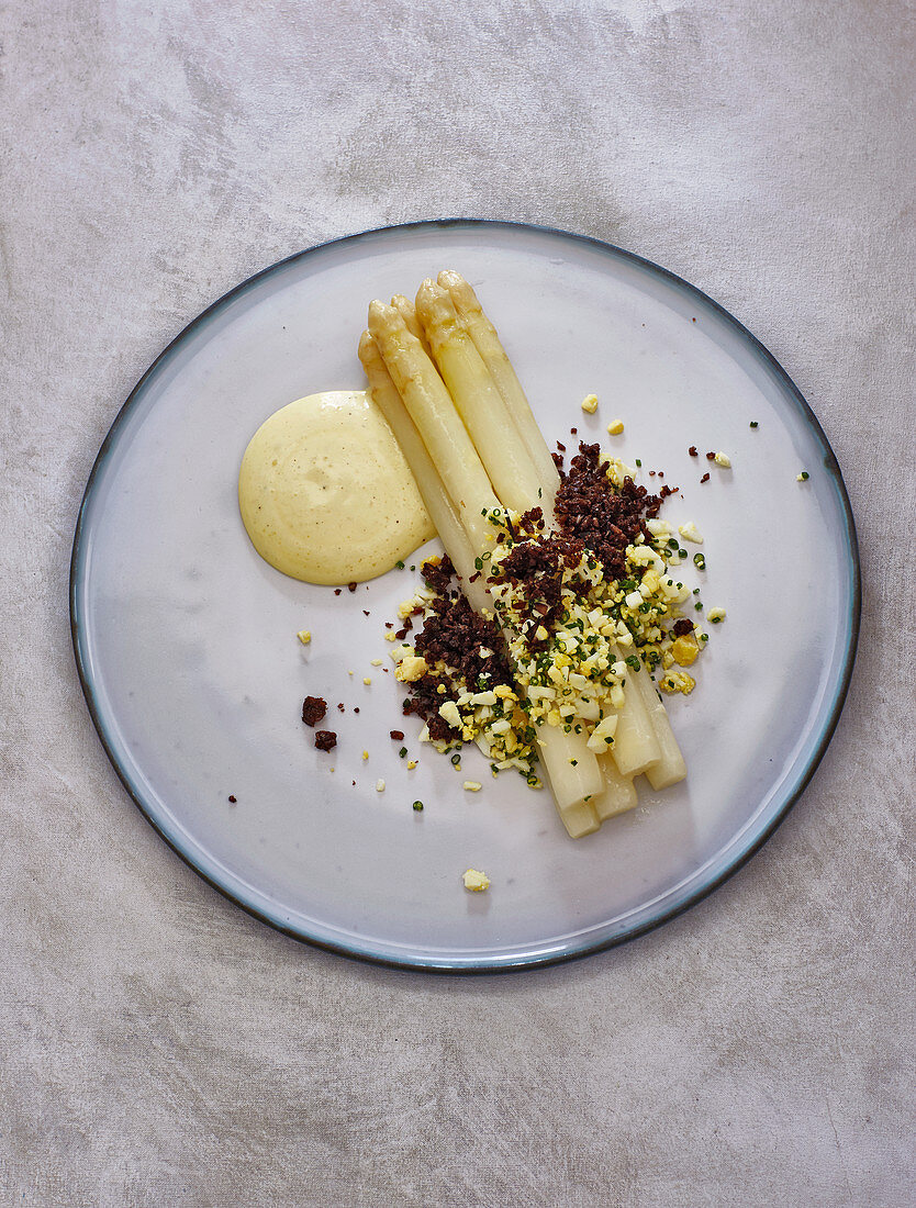 Asparagus with egg, sauce Hollandaise and crispy nori crumbs