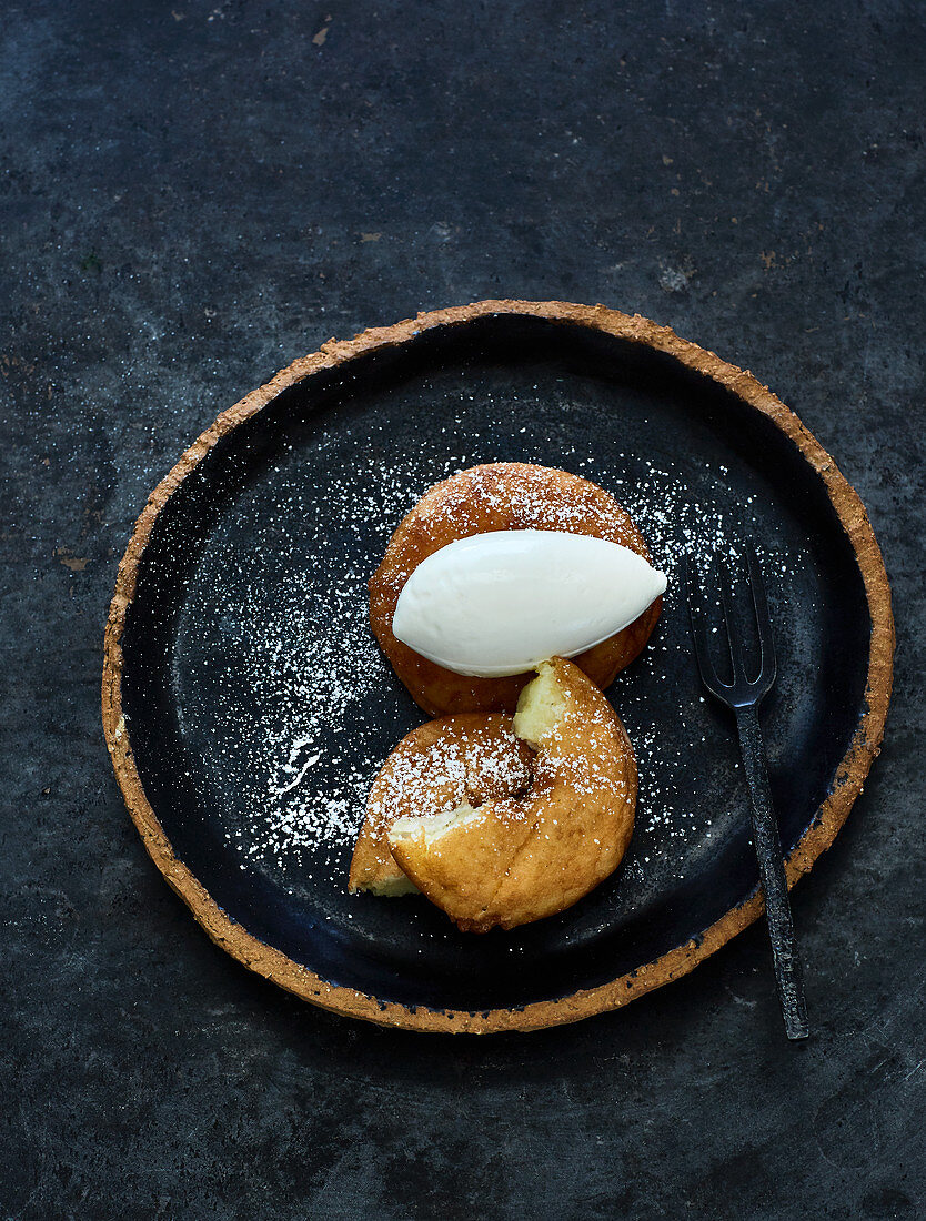 Apfel-Beignets mit Holunderblüteneis