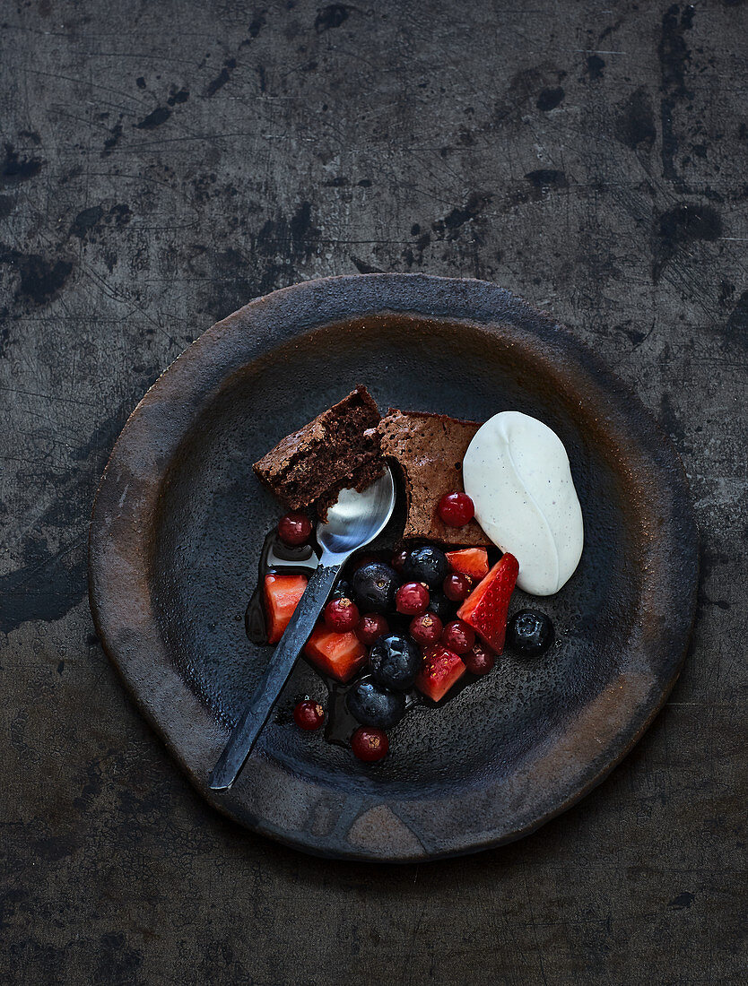 Brownies with marinated berries and vanilla quark