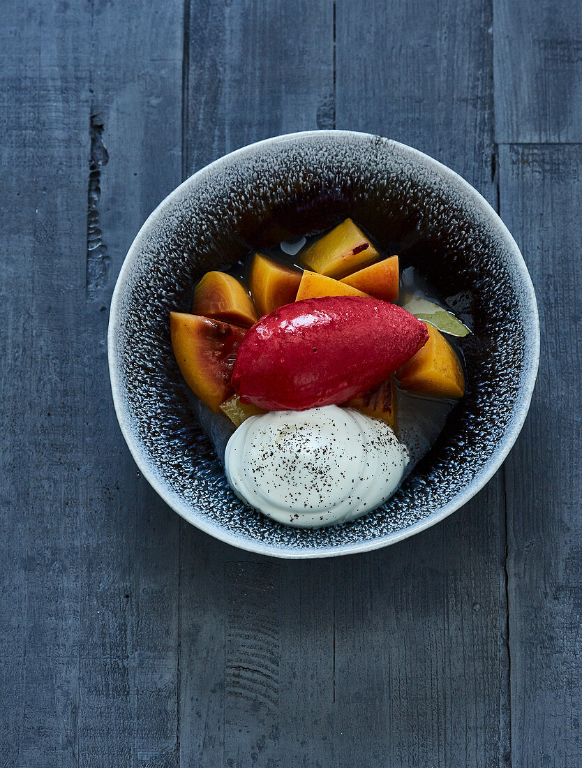 Himbeersorbet mit marinierten Pfirsichen und Joghurtschaum