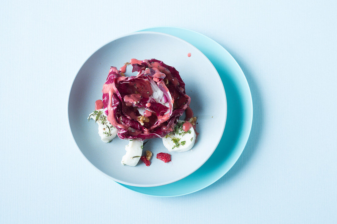 Radicchio and goat's cheese salad with raspberries (keto cuisine)