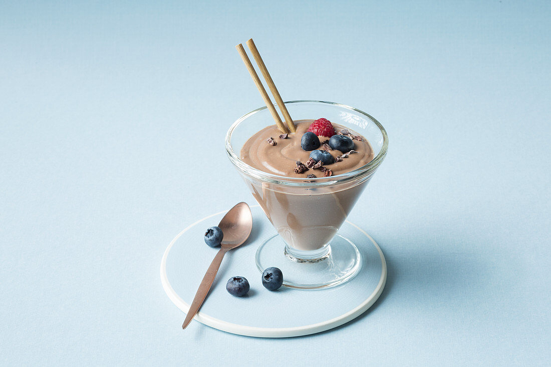 A chocolate smoothie with blueberries (keto cuisine)