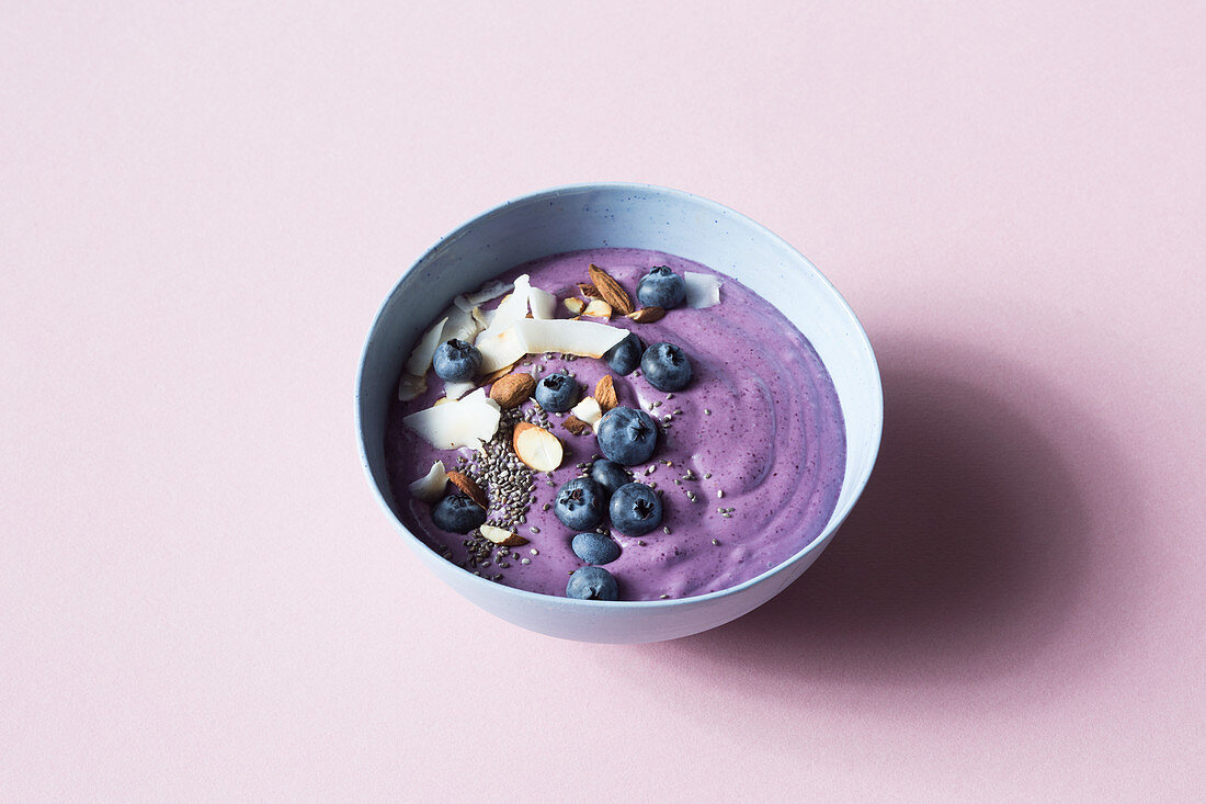 Blueberry smoothie bowl (keto cuisine)