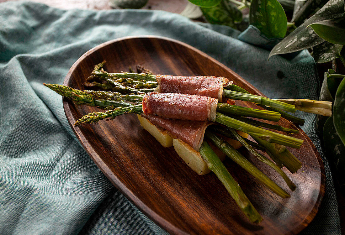 Asparagus with ham and potato