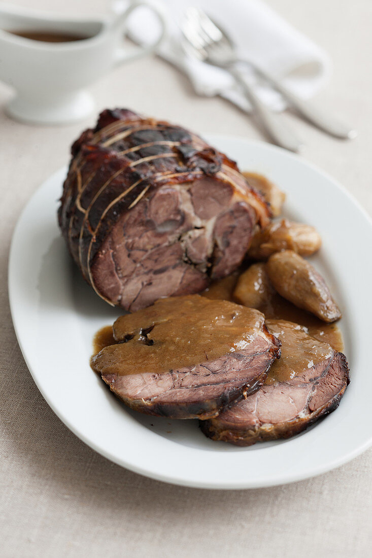 Rinderhaxen-Braten von der Färse mit Vin Santo-Schalottensauce