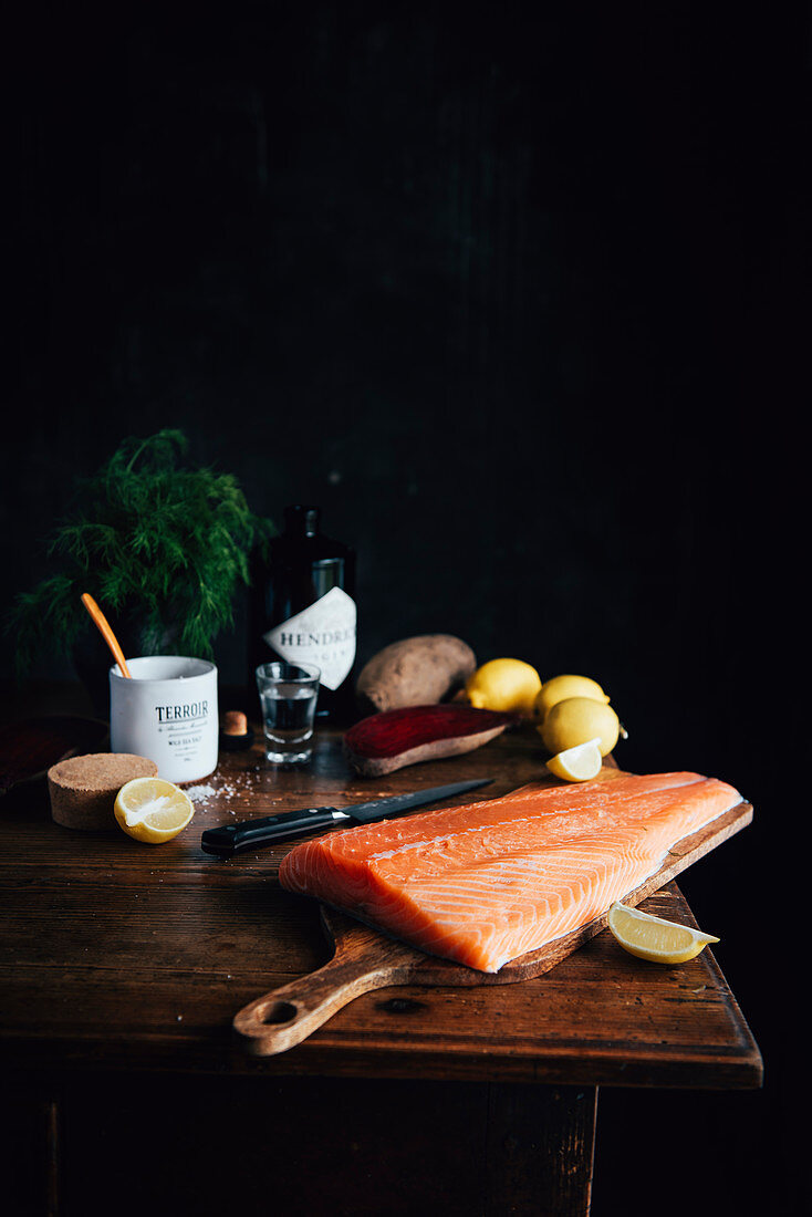 Zutaten für gebeizten Rote-Bete-Lachs auf Holztisch