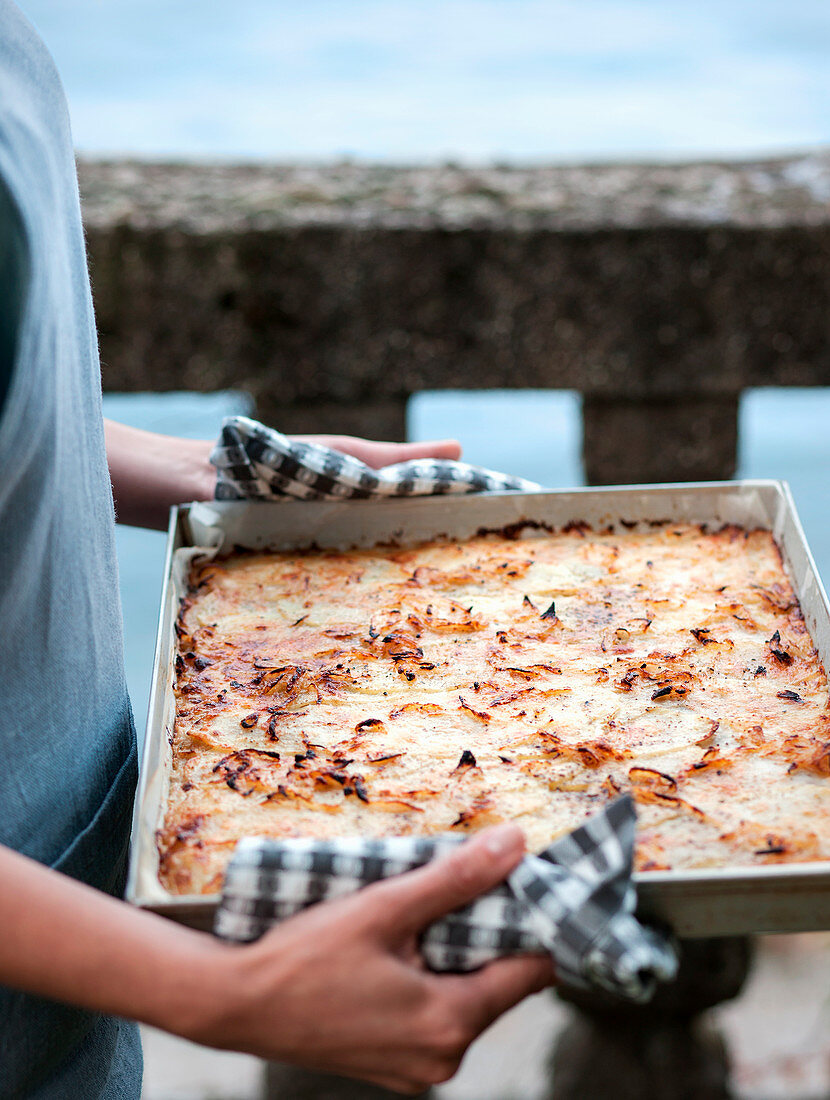 Kartoffelpizza mit Zwiebeln und Grana Padano