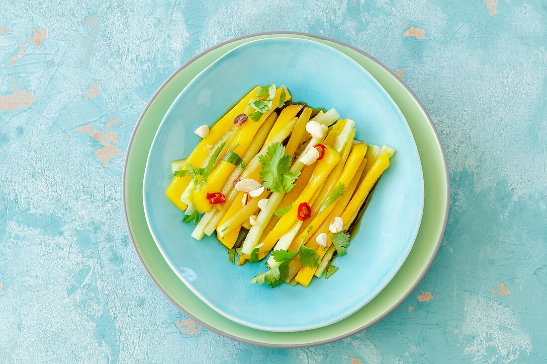 Mango-Gurken-Salat mit Erdnüssen