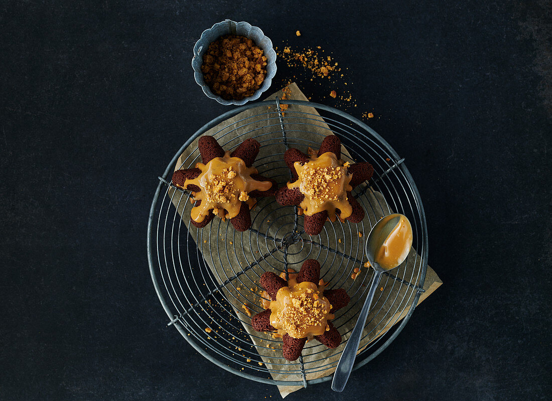 Star-shaped caramel cake with speculum crumbs