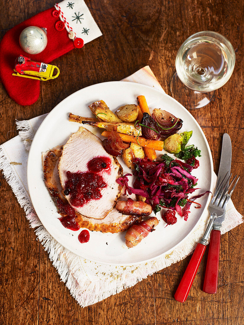 Glasierter Truthahn mit Ofengemüse und Rotkohl zu Weihnachten