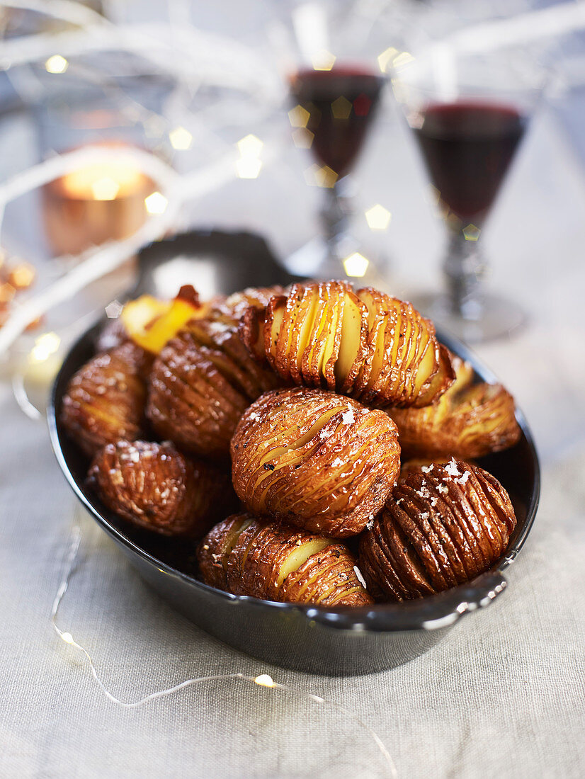 Hasselback-Kartoffeln mit schwarzem Pfeffer (weihnachtlich)