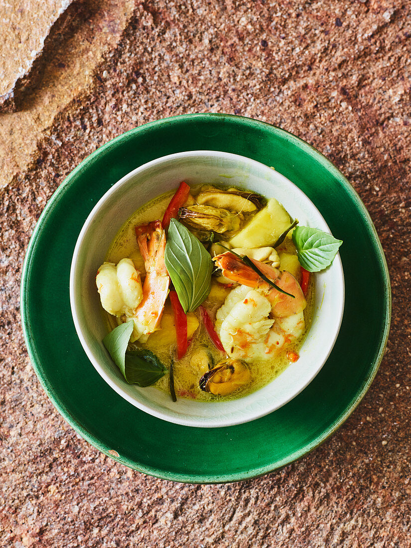 Yellow curry with mussels and pineapple (Thailand)