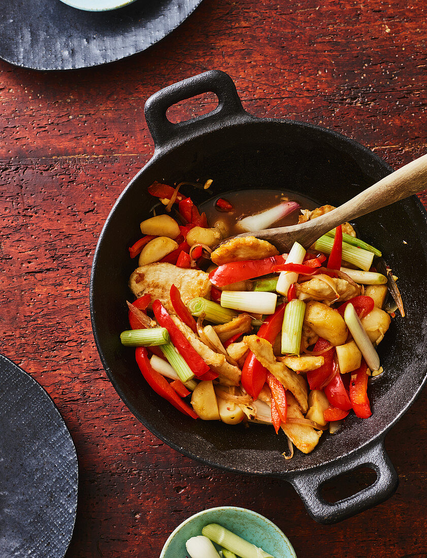 Fried chicken with cashew nuts and tamarind sauce