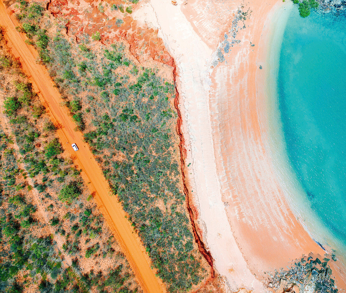 Orangefarbener Sand und türkisblaues Meer, Crab Creek Road, Broome, Kimberley, Westaustralien
