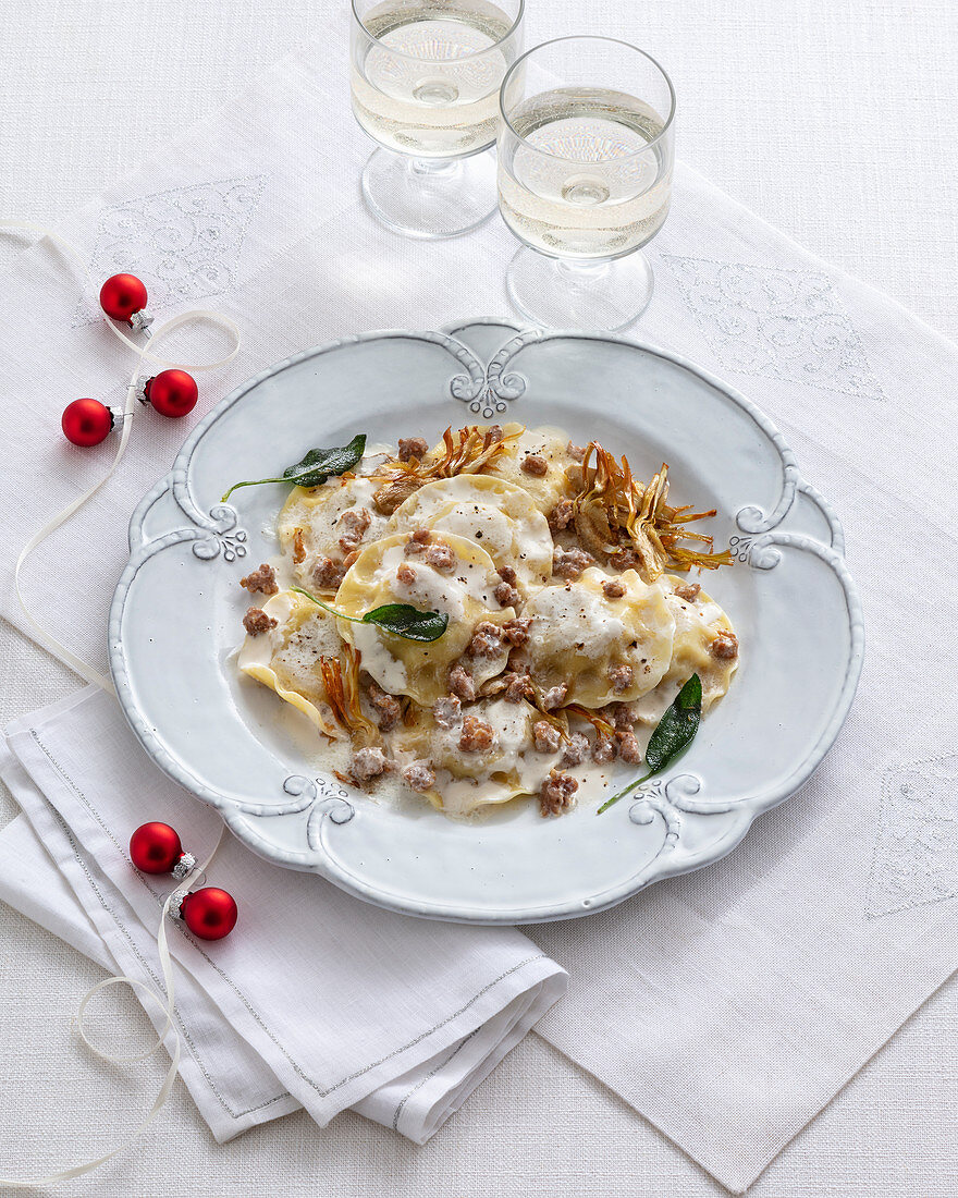 Ravioli mit Mascarponesauce, Wurstbrät und Artischocken