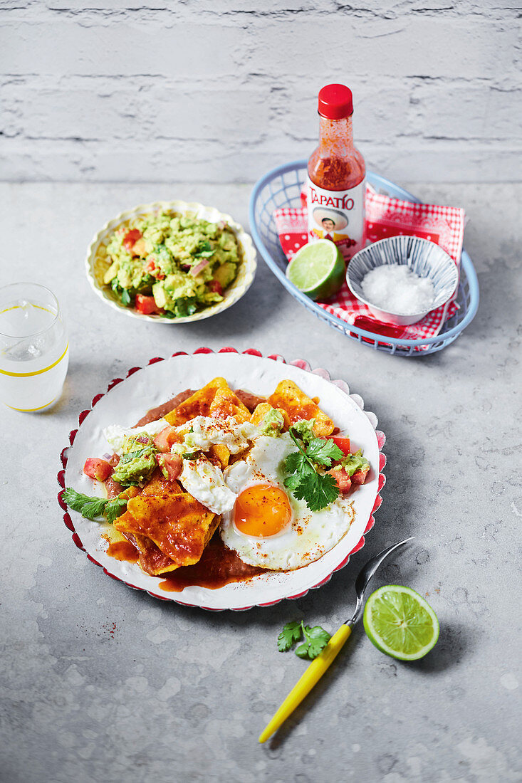 Chilaquiles (mexikanische Frühstücks-Nachos) mit Guacamole