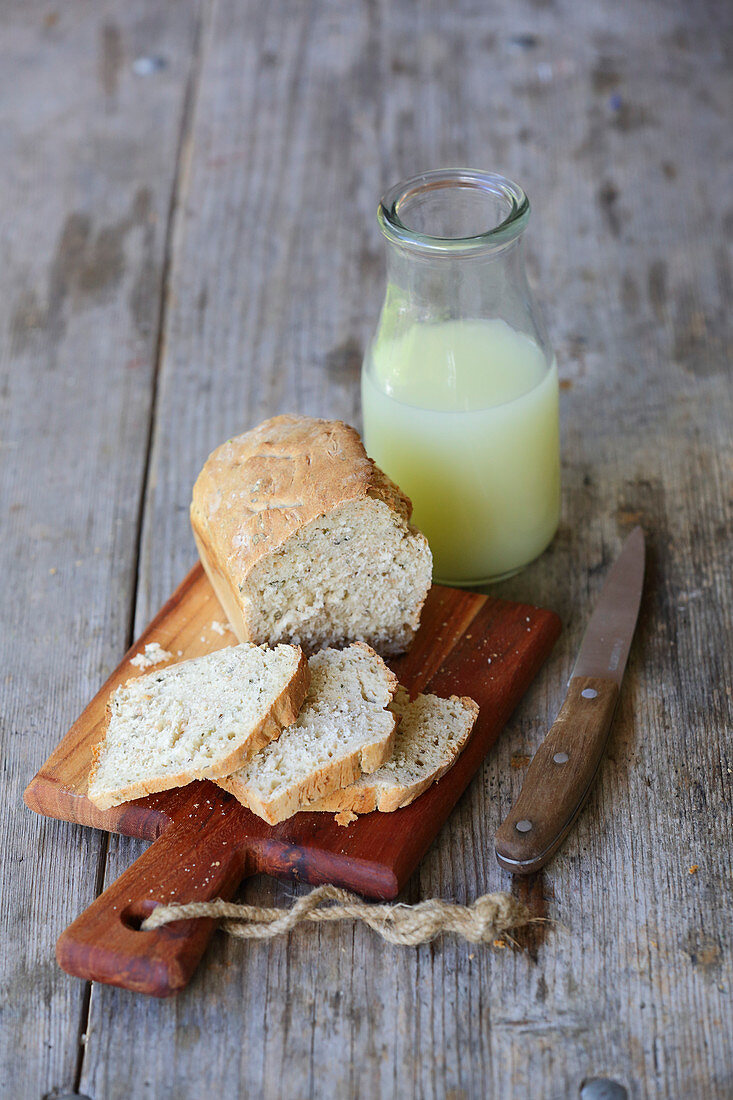 Molke-Kräuter-Brot und frische Molke