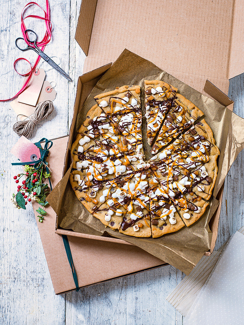 Cookie-Pizza mit Marshmallows, Karamell und Schokolade