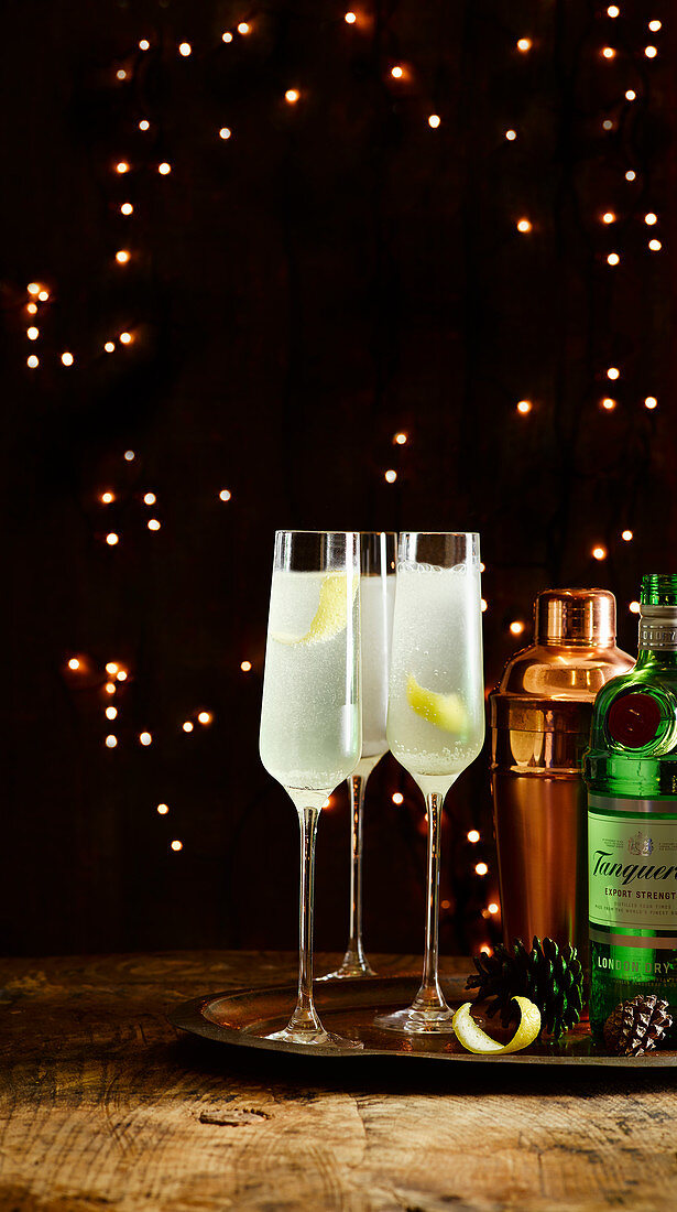 Champagner-Cocktails mit Zitrone