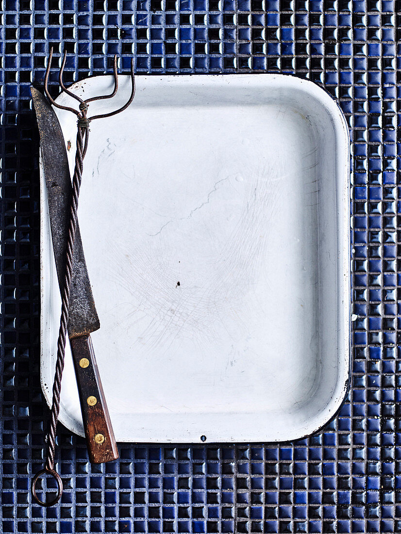 Baking tray with meat fork and knife