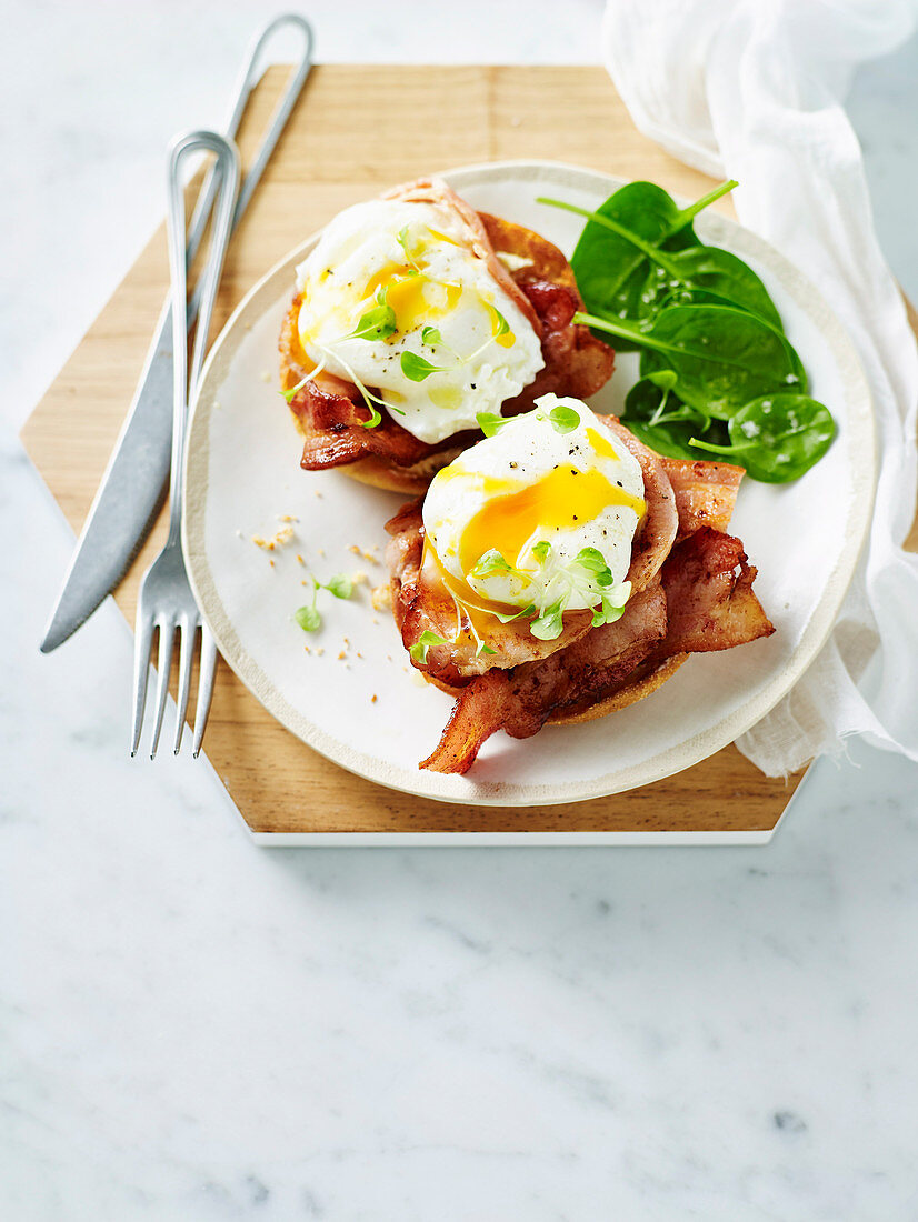 English Muffin mit Bacon und pochiertem Ei