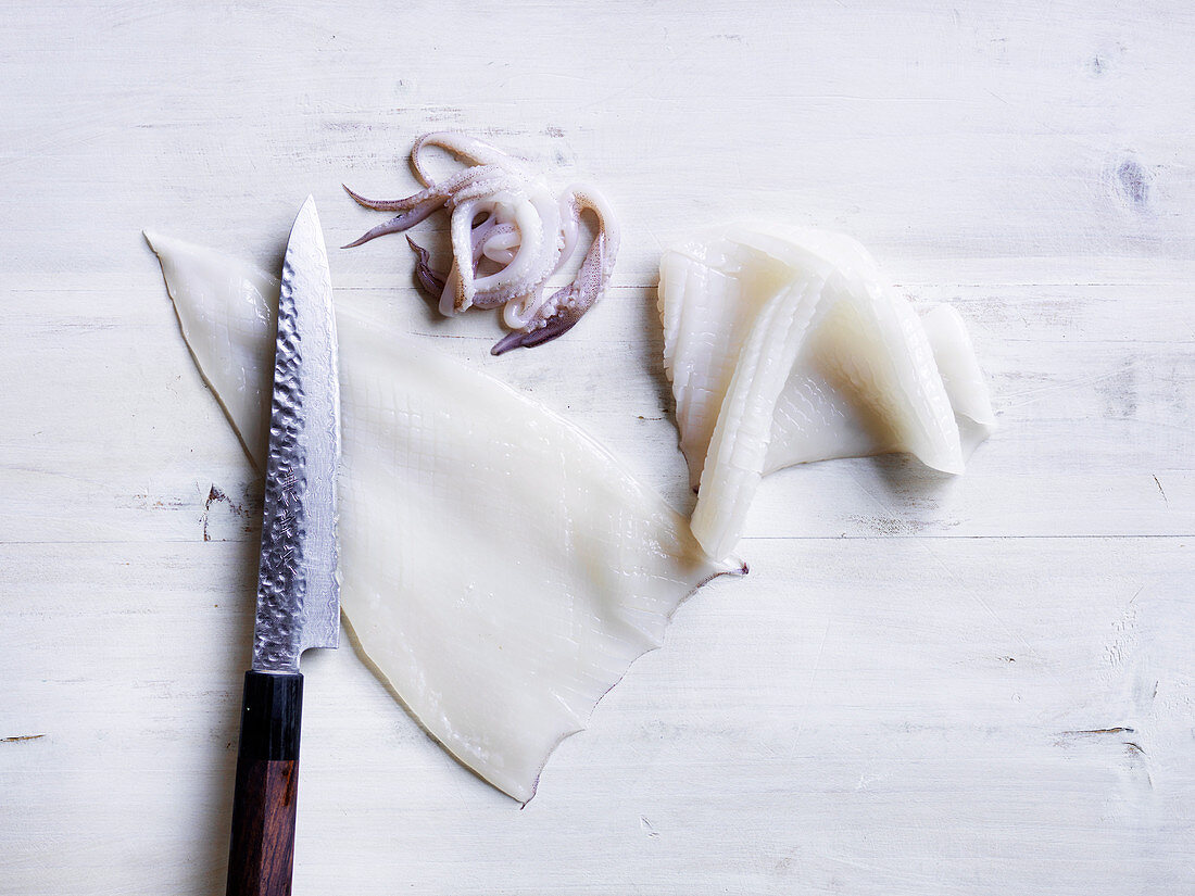 Frischer Tintenfisch mit Messer