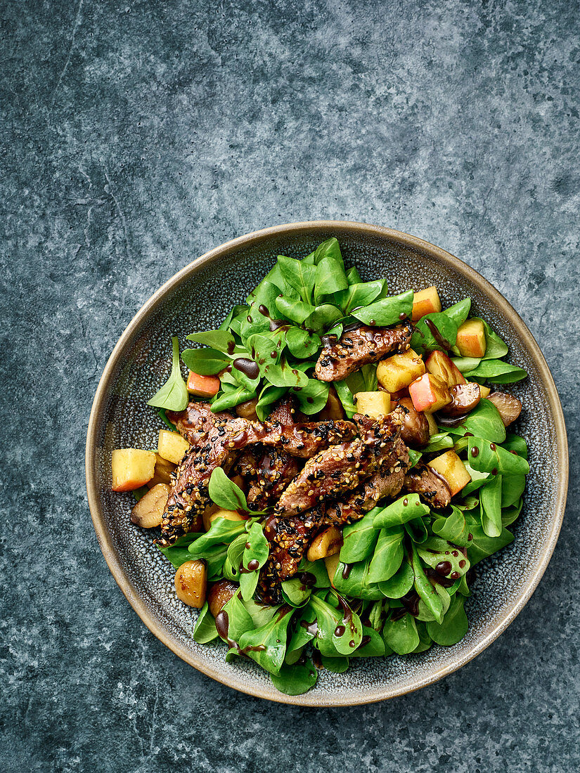 Winter salad with wild boar fillet strips and chestnuts