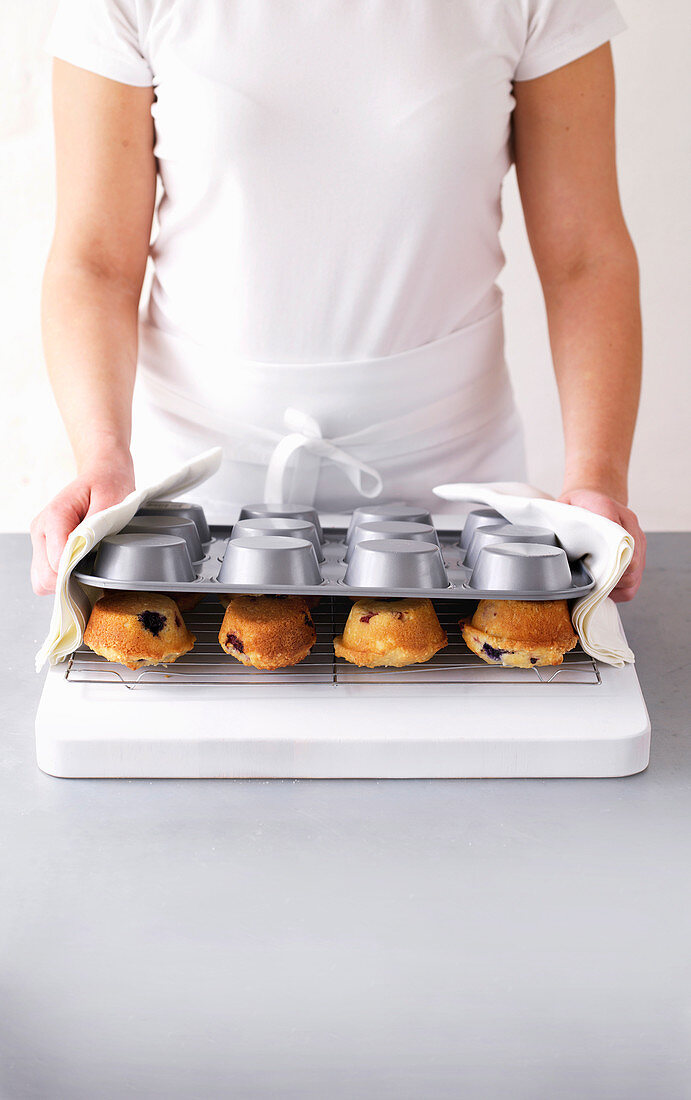 Muffins aus der Form auf Abkühlgitter stürzen