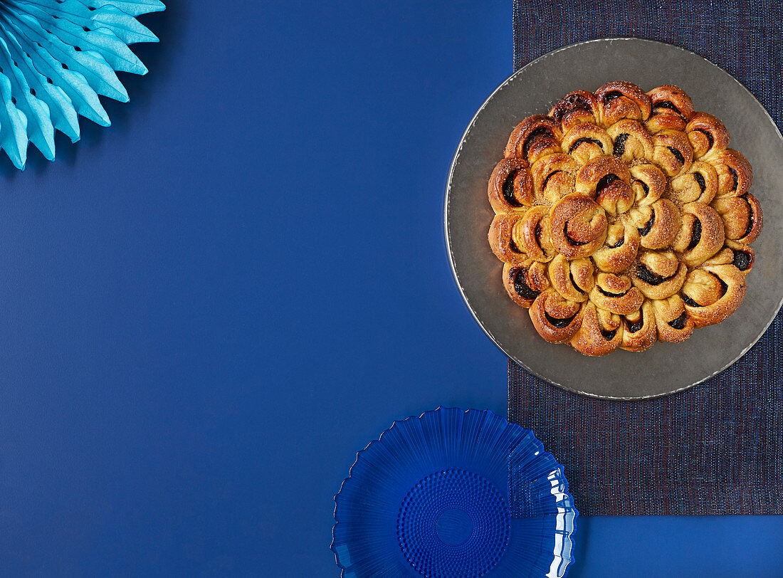 Chrysanthemen-Pie mit Sauerkirschen und Marzipan